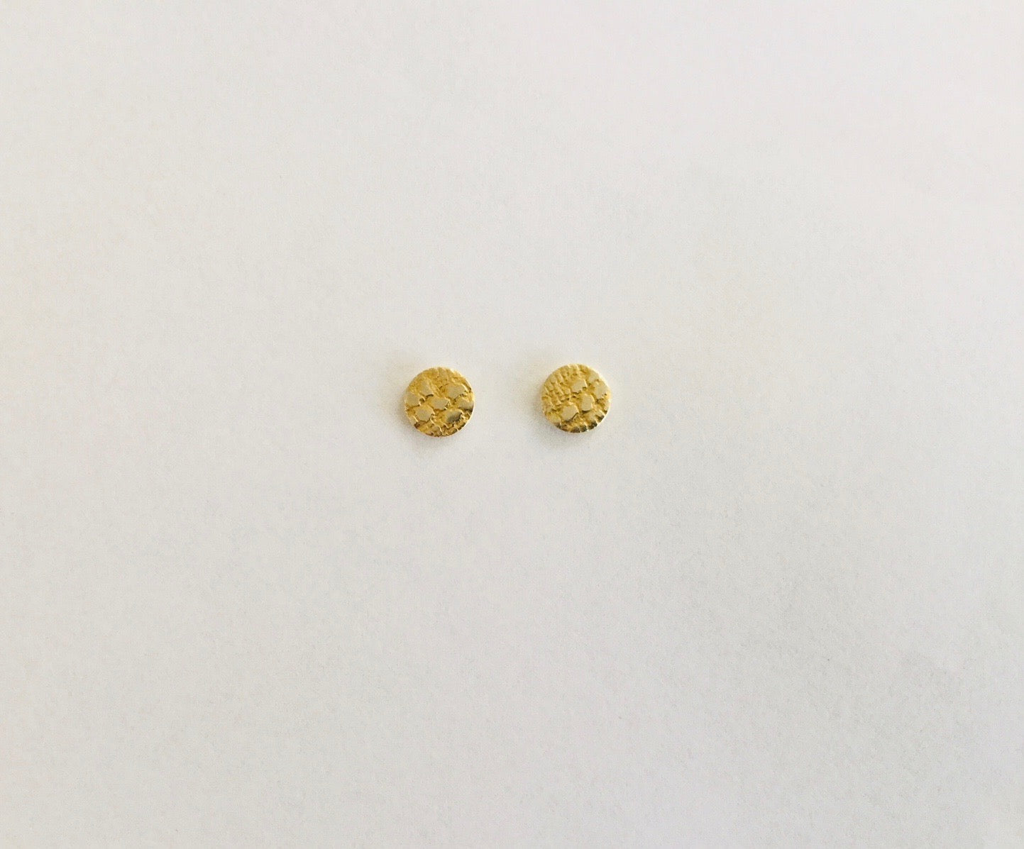 Disc Stud Earring, Reptile Lace - gold/silver